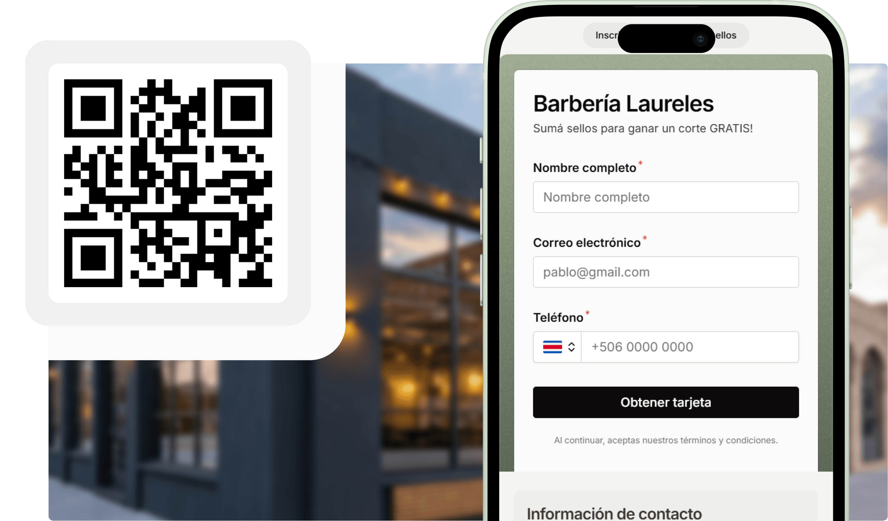 Cliente escanea un código QR y añade su tarjeta de fidelidad al Wallet en el teléfono.